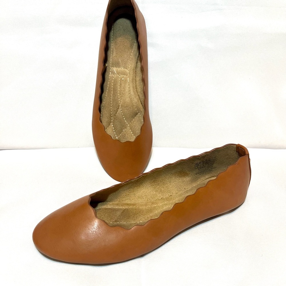 Scalloped Edge Tan Ballet Flats Sz 8 - Picture 3 of 8